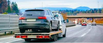 Auto wird nach Kauf auf einem Hänger abgeschleppt